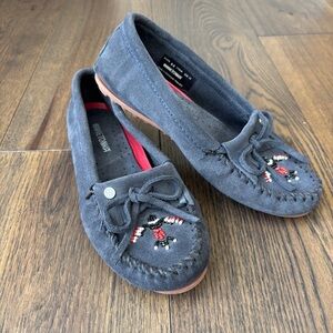 Minnetonka beaded Navy Blue leather suede moccasins W 8.5 Thunderbird Animikii